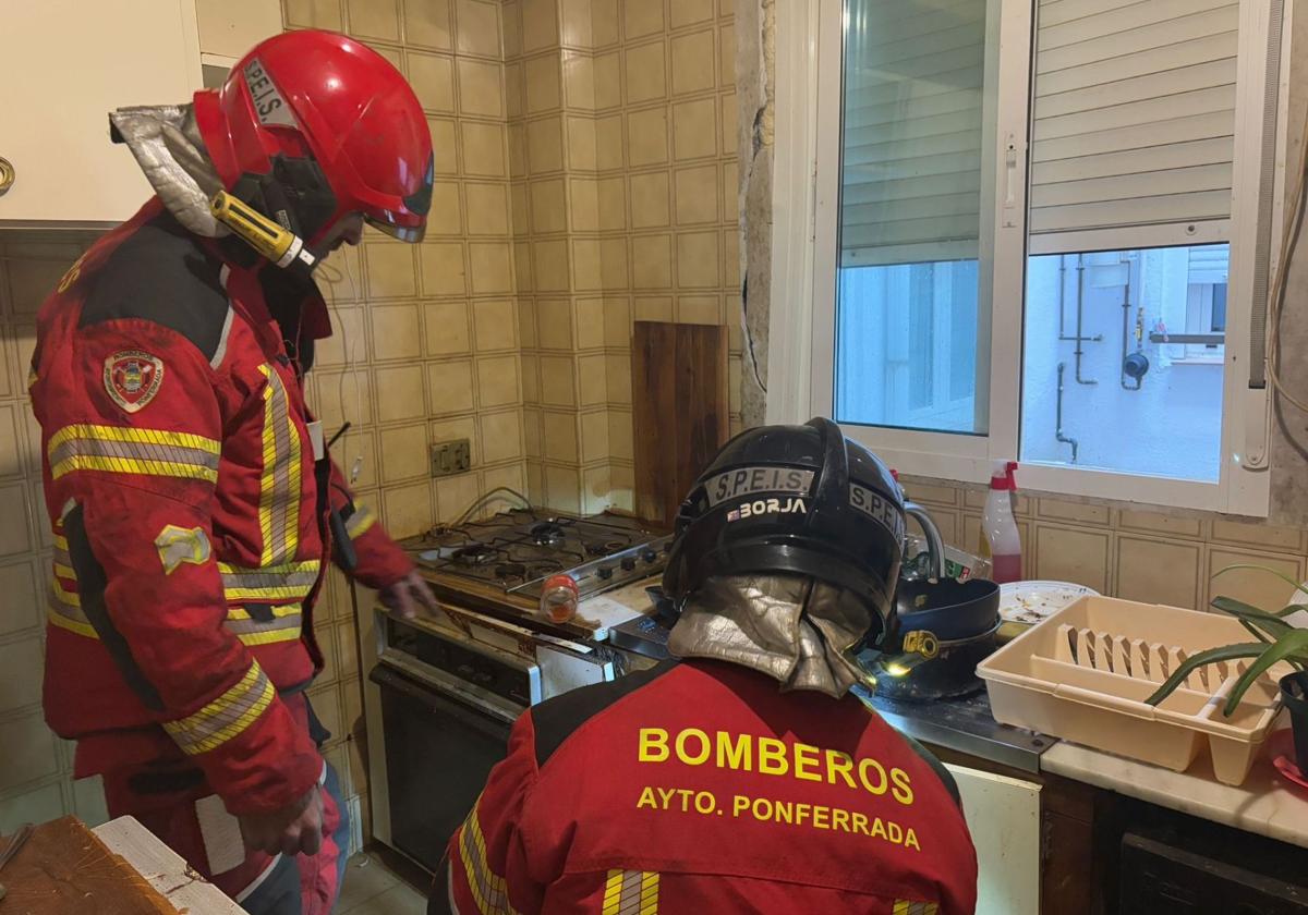 Los bomberos de Ponferrada en la cocina del piso donde tuvo lugar la pequeña explosión de gas butano.