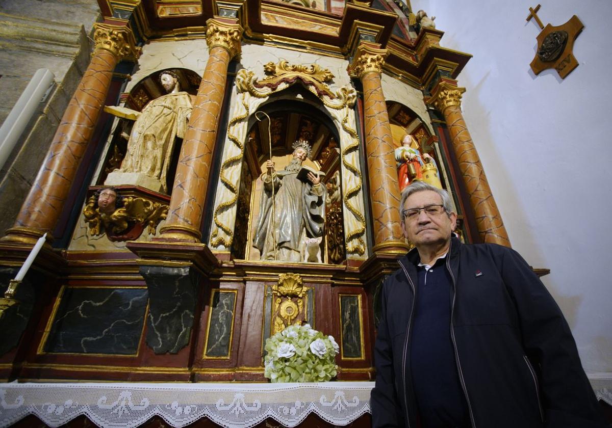 El historiador Manuel Olano junto al retablo del santuario del Ecce-Homo de Bembibre.