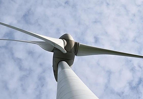 Imagen de una torre de energía eólica.