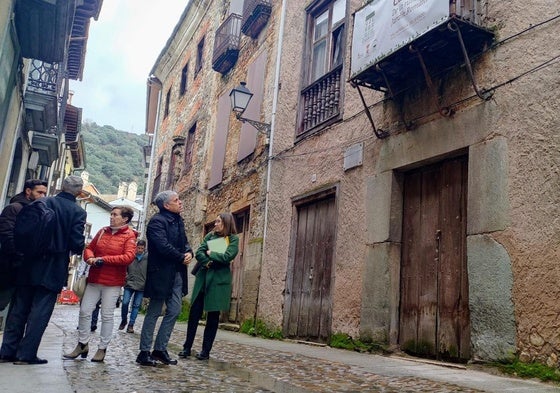 El delegado territorial de la Junta en León (2D) durante una visita a Villafranca del Bierzo coincidiendo con el inicio de las obras de la calle del Agua.