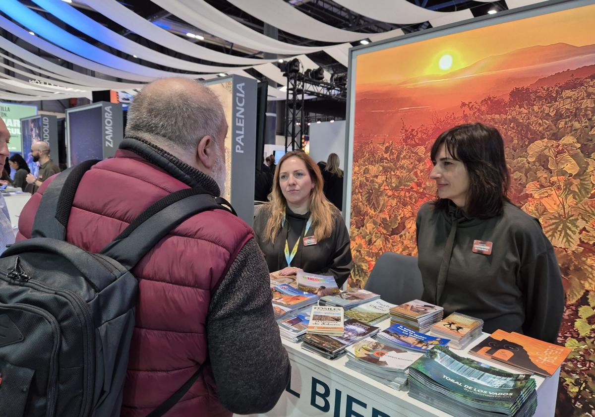 Imagen principal - De arriba a abajo: el estand del Consejo en Fitur, el presidente comarcal saluda al ministro Óscar Puente (C) y diversas autoridades en el expositor del Bierzo en la Feria Internacional del Turismo.