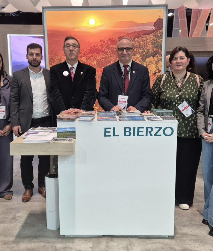 Imagen secundaria 2 - De arriba a abajo: el estand del Consejo en Fitur, el presidente comarcal saluda al ministro Óscar Puente (C) y diversas autoridades en el expositor del Bierzo en la Feria Internacional del Turismo.