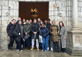 Los participantes en el Erasmus Rural en la Tebaida Berciana junto al concejal de Medio Rural (C), ante el Ayuntamiento.