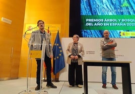Representantes de Cobrana y de la Asociación El Zofreral recogieron el premio.