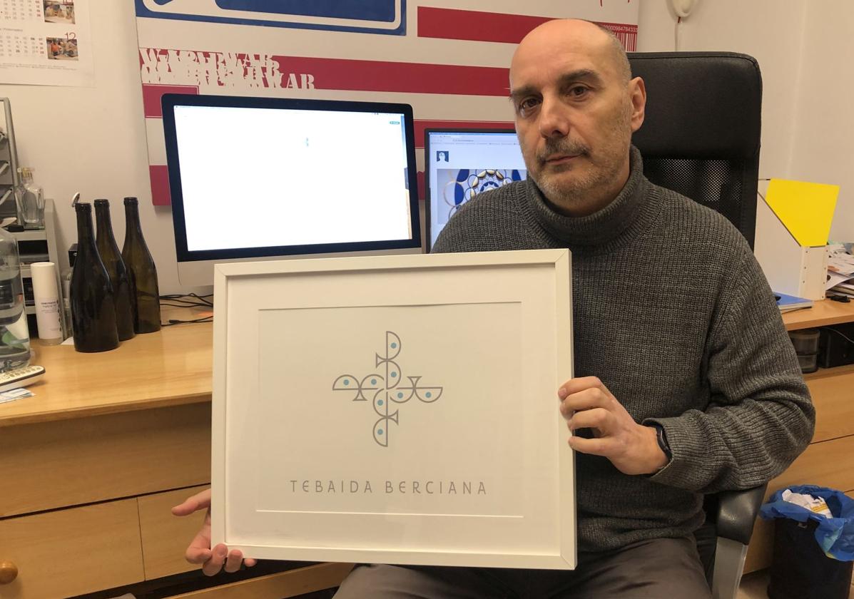 El diseñador berciano Juan Manuel Salvi muestra la imagen de marca de la Tebaida berciana con la que ha logrado uno de los premios Anuaria España.