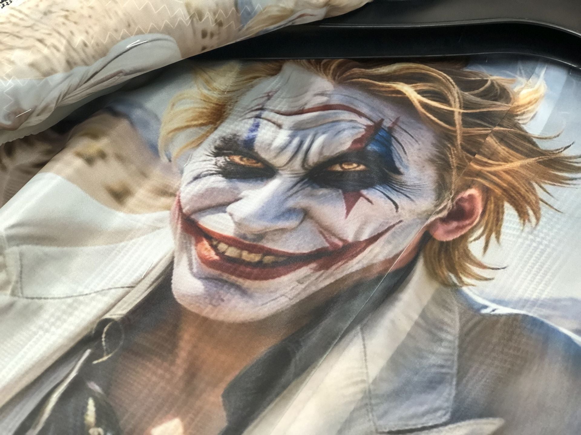 El Joker protagoniza el forro de una de las prendas confeccionadas por el sastre ponferradino.