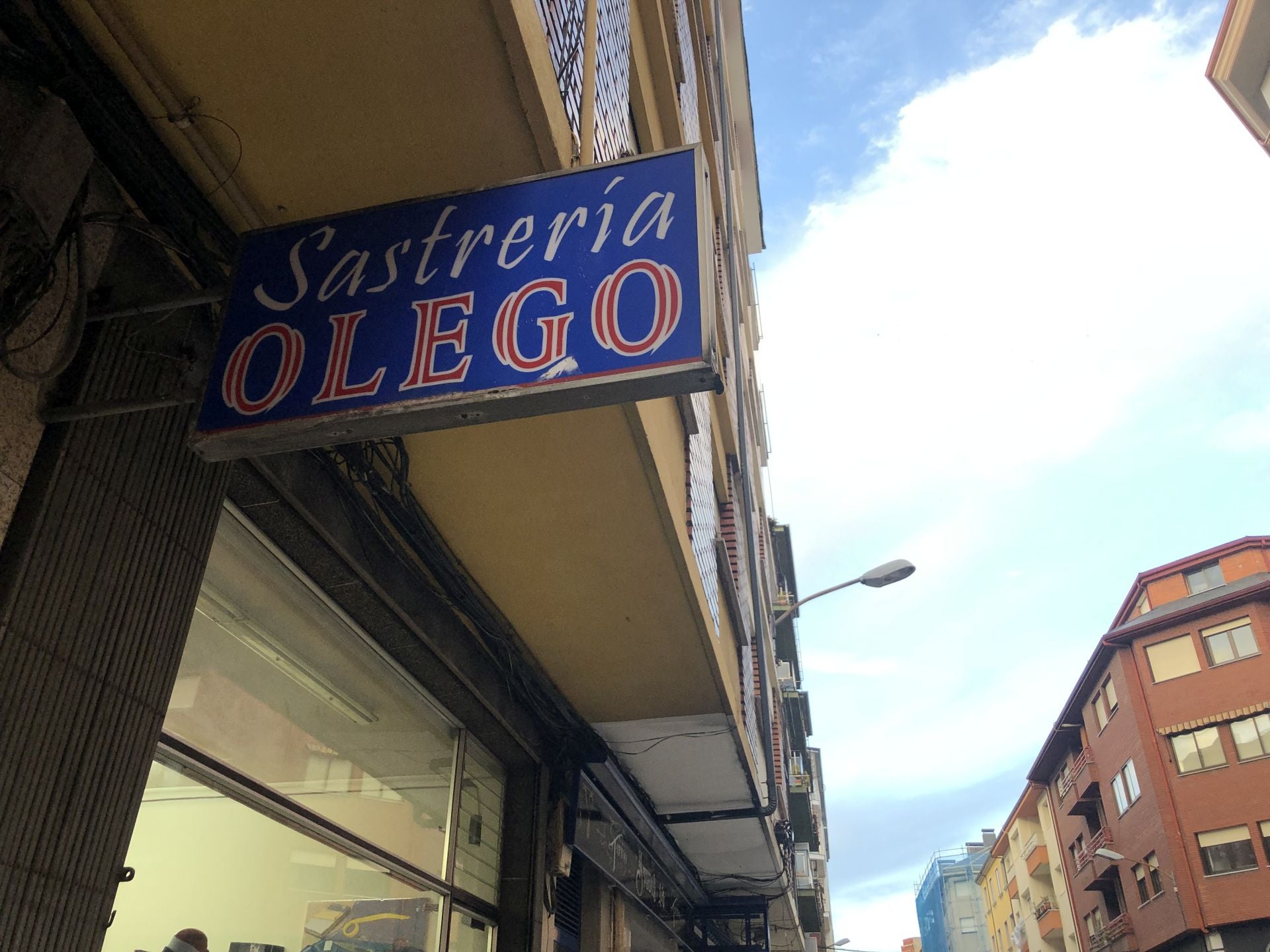 Cartel de la Sastrería Olego en la calle Mateo Garza de Ponferrada.