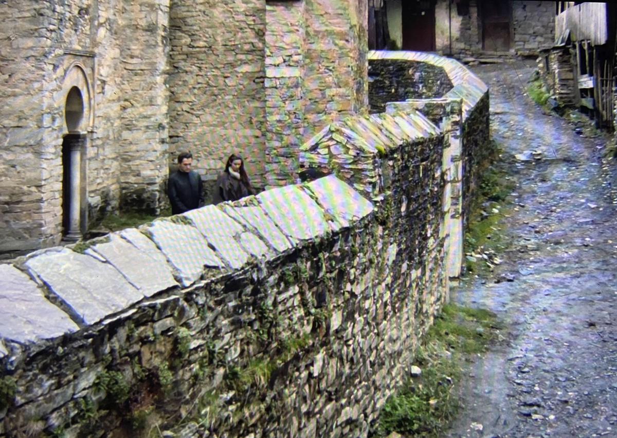 Imagen secundaria 1 - Paola Dominguín y José Coronado rodaron en Peñalba de Santiago la película Brumal.