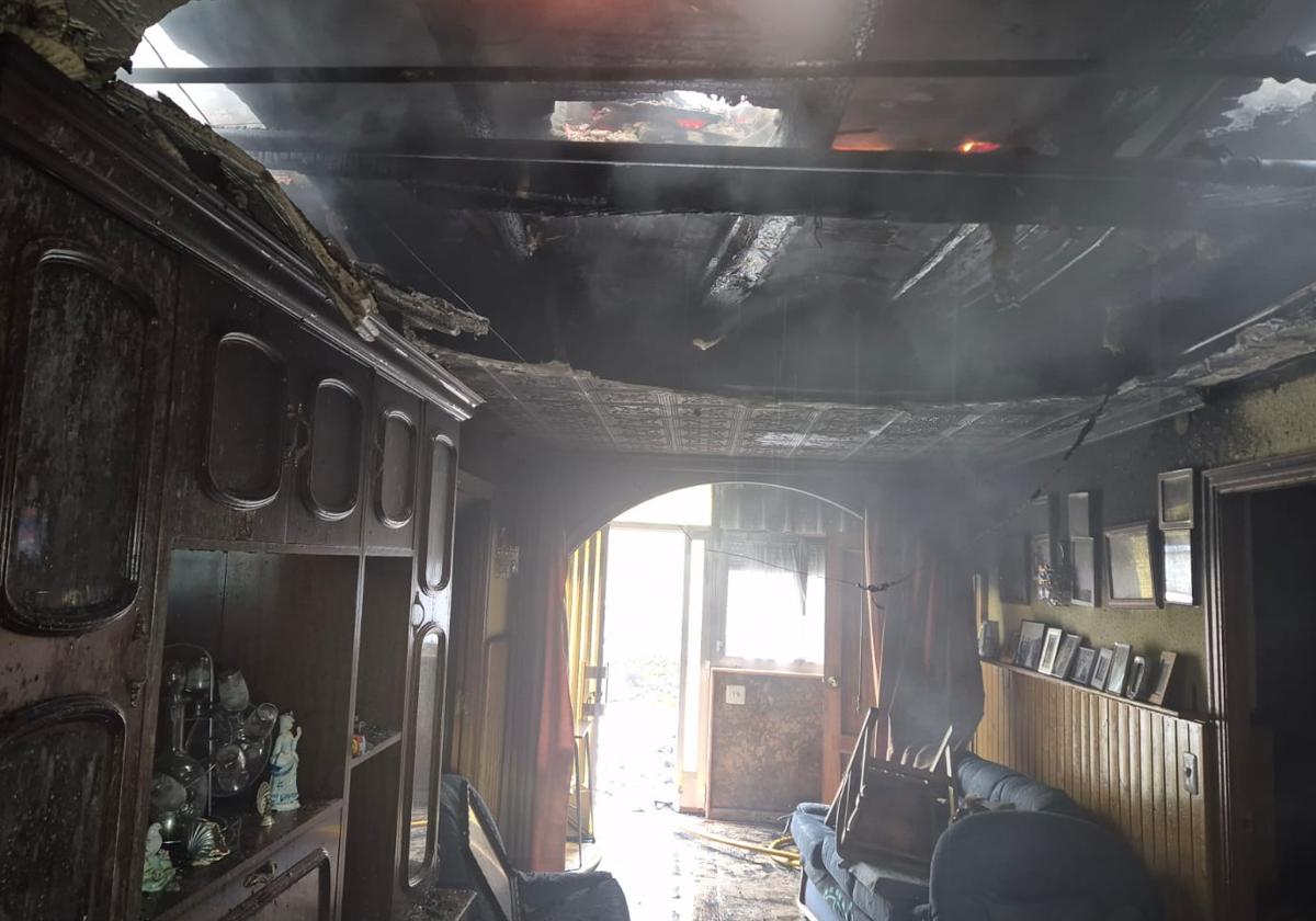Interior de la vivienda en la que se originó el fuego.