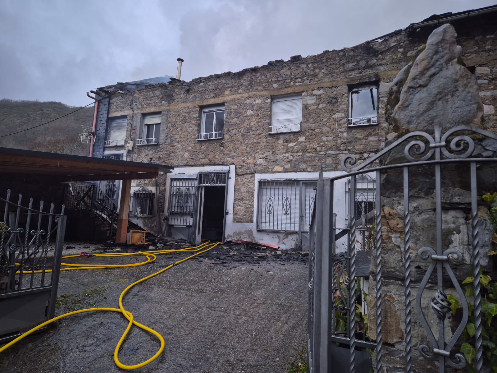 Imagen principal - Las viviendas afectadas por este incendio.