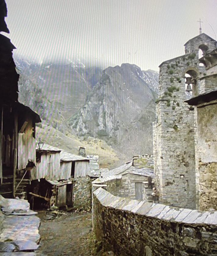 Imagen secundaria 2 - Fotogramas de la película La vieja música en Ponferrada y Peñalba de Santiago.