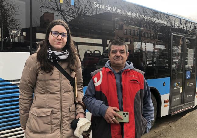 Santiago Ferrero junto a Sara González, ante uno de los autobuses urbanos de Ponferrada.