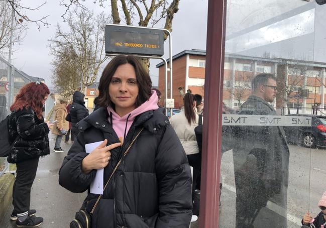 La enfermera Susana Martínez denuncia los inconvenientes que ocasionan los cambios del servicio a los trabajadores del hospital.
