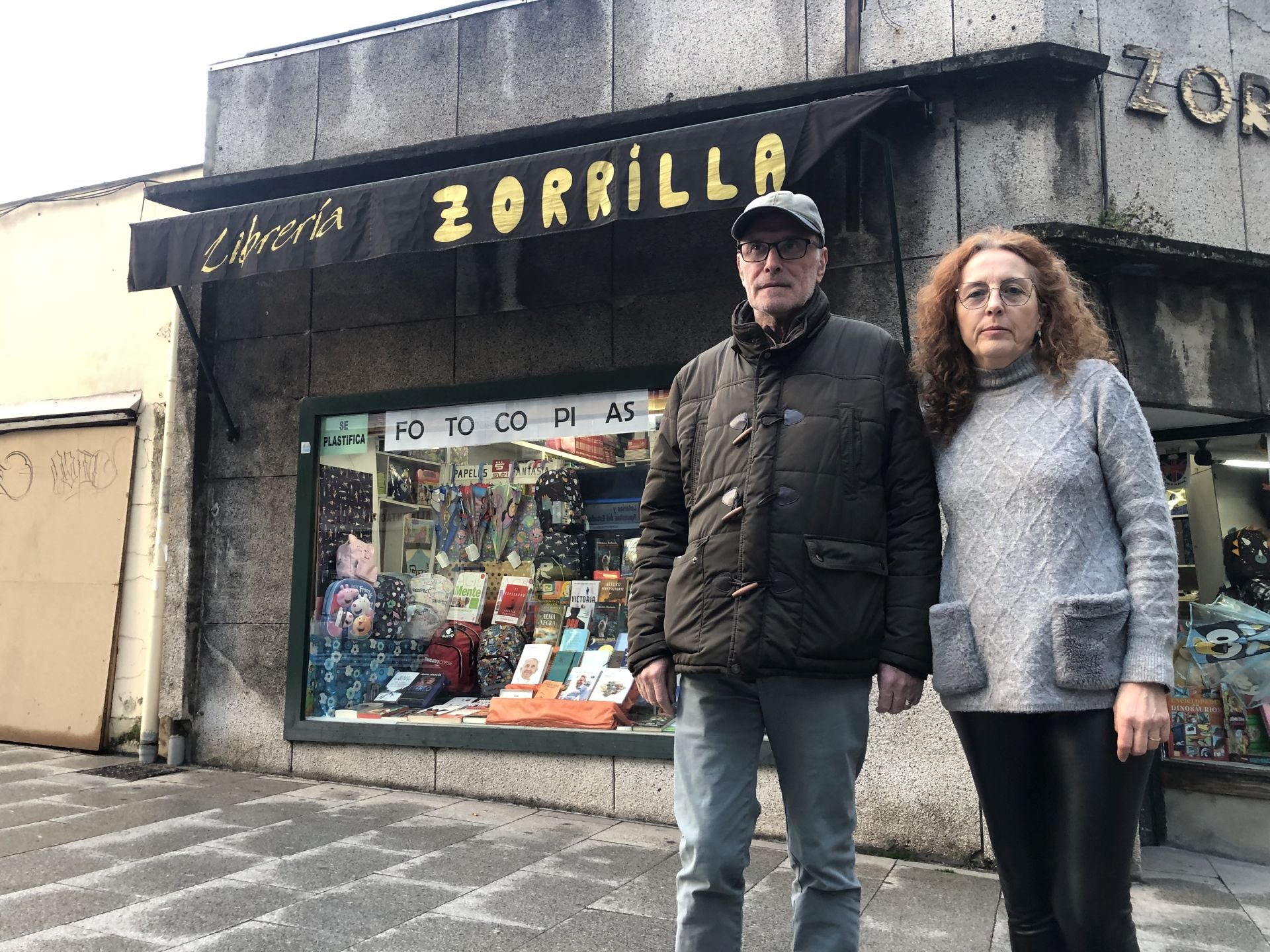 Javier y Pilar a las puertas de la Librería Zorrilla.