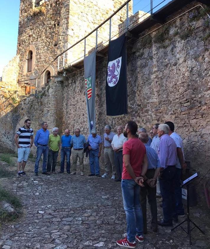 Imagen secundaria 2 - Los miembros de la agrupación de Toral de Merayo amenizan con sus cánticos tradicionales diferentes actos.