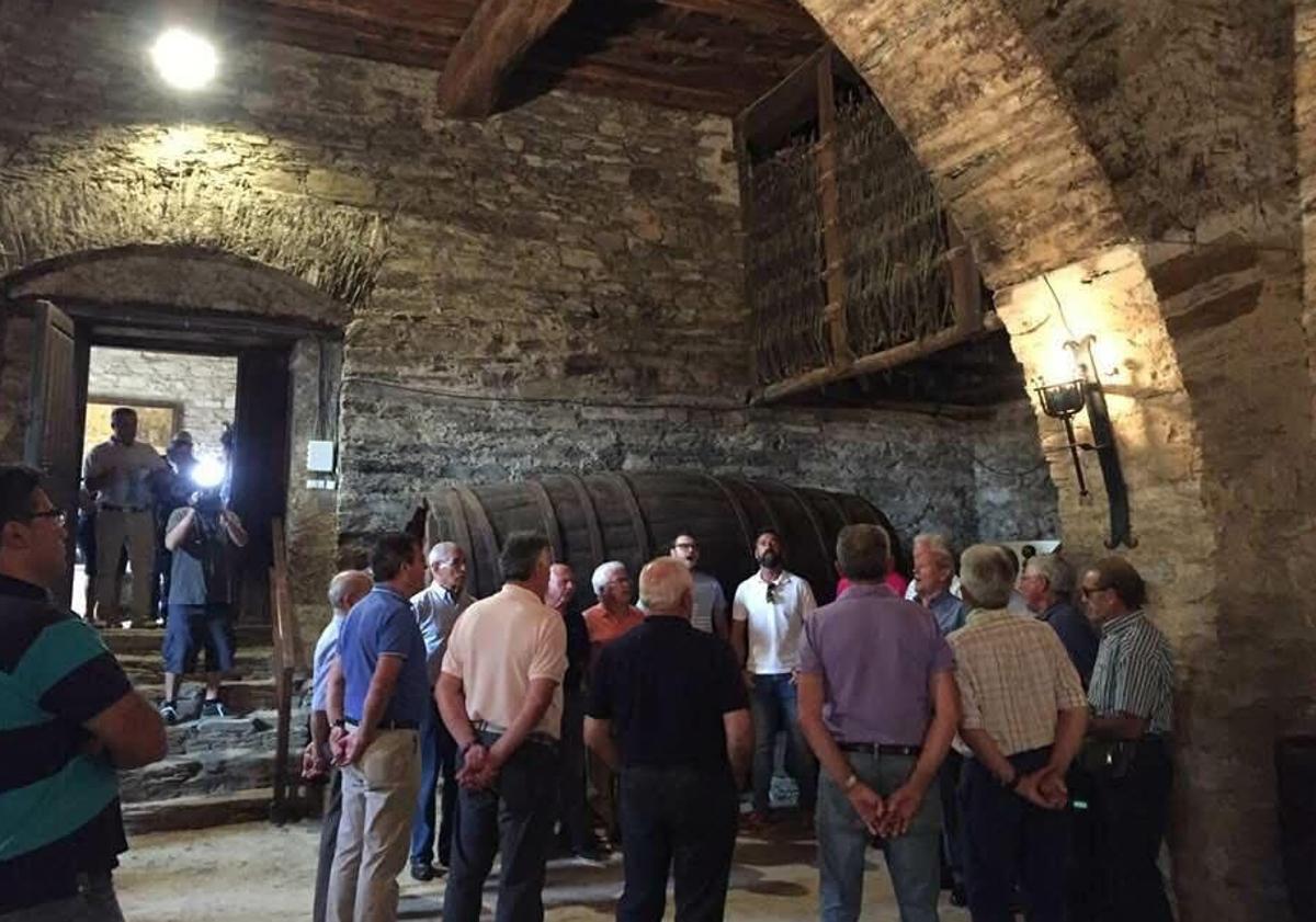 Imagen principal - Los miembros de la agrupación de Toral de Merayo amenizan con sus cánticos tradicionales diferentes actos.