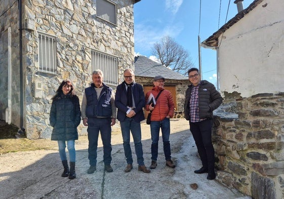 El presidente del Consejo (C) visitó junto al alcalde (D) y varios técnicos las obras financiadas por el Plan de Pequeñas Obras.