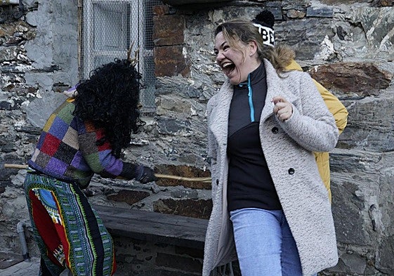 Entroido en la localidad berciana de Burbia con la salida de los Maranfallos