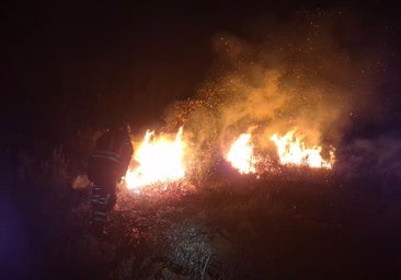 Un nuevo incendio «intencionado» en Bouzas amenaza a la Tebaida berciana