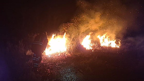 Un nuevo incendio «intencionado» en Bouzas amenaza a la Tebaida berciana
