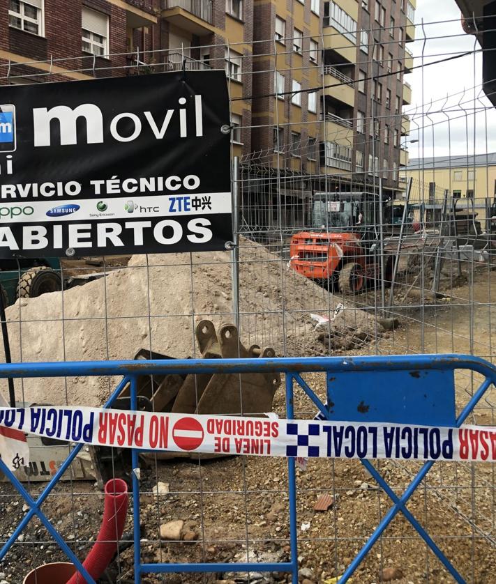 Imagen secundaria 2 - Imagen del supermercado, de los operarios trabajando en el punto donde ocurrió el escape de gas y de las obras en Obispo Osmundo.