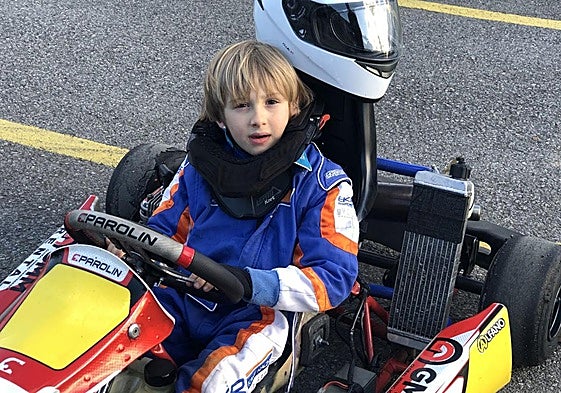 El piloto berciano de 6 años, Aitor Otamendi, en el karting de Cabañas Raras.