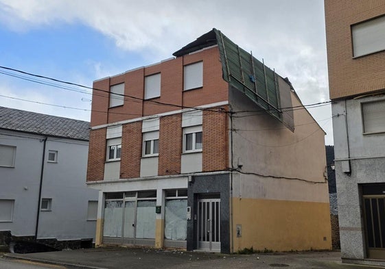 Imagen de una cubierta levantada por el viento.