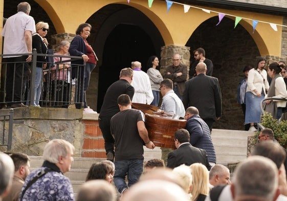 Amigos y familiares despiden a David Álvarez en Torre del Bierzo.