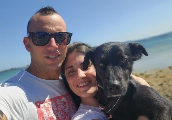Imagen de David con su novia Ruth y su perra.