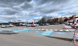PIntado de aparcamientos junto al Hospital El Bierzo.