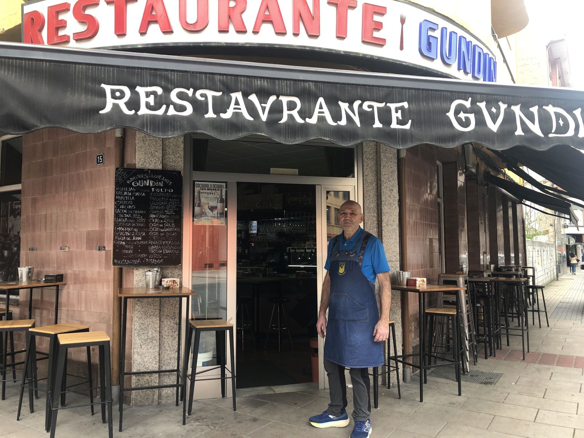 El propietario del Gundín, a la entrada del mítico bar y restaurante.
