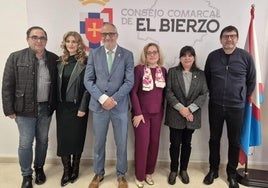 La viceconsejera de Acción Cultural y el presidente del Consejo Comarcal (C), en la presentación del programa.