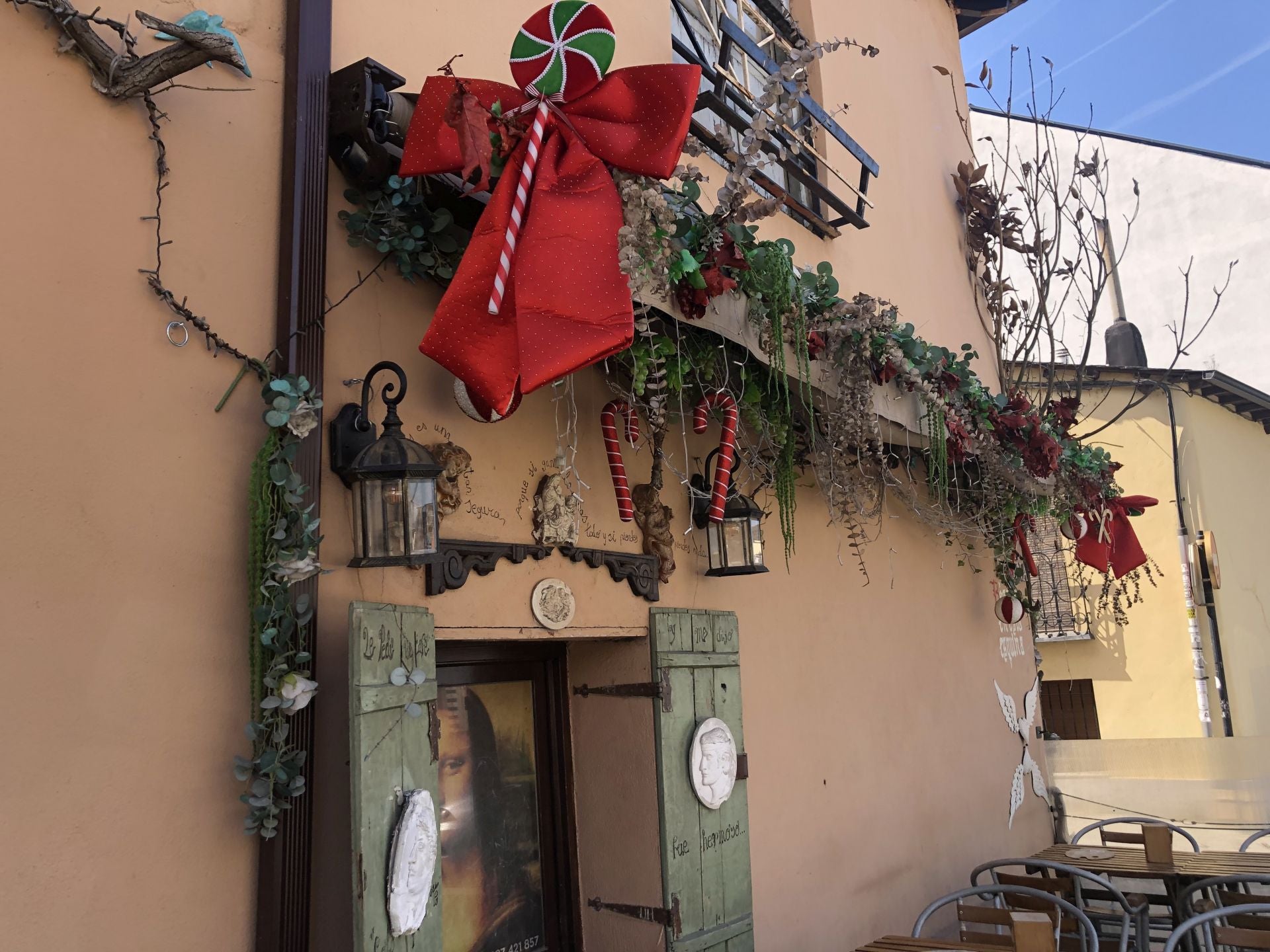 Decoración de una de las ventanas del Godivah.