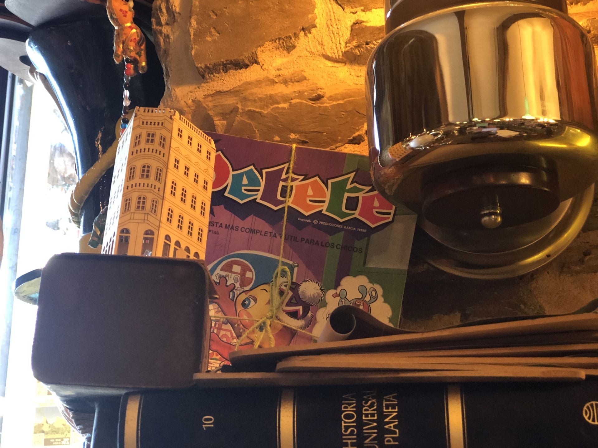El libro gordo de Petete se cuela en la decoración de la bodega.