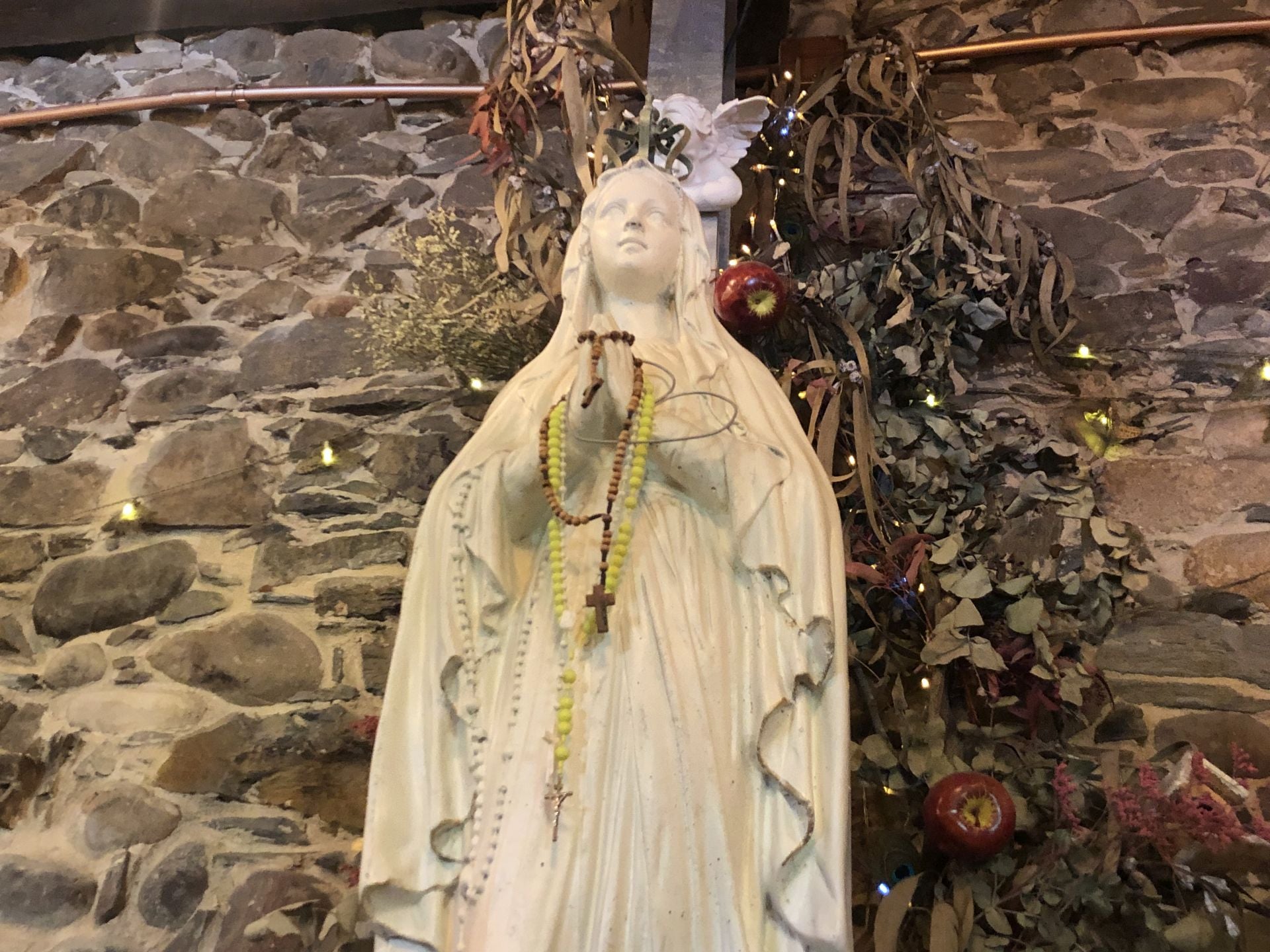 Una gran escultura de la Virgen María preside el centro del establecimiento.