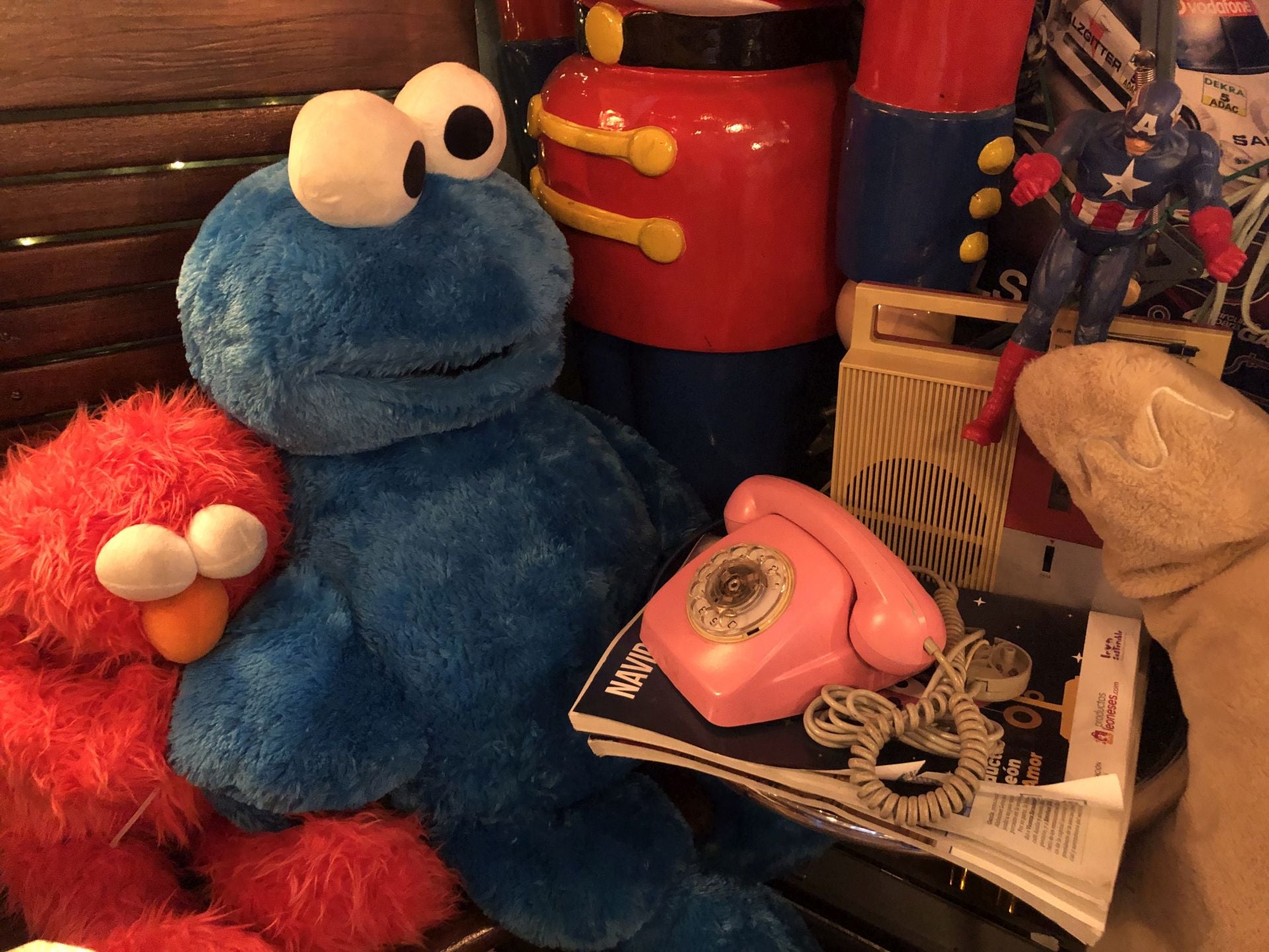 Algunos de los personajes de Barrio Sésamo, en un rincón del bar.