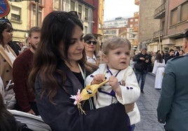Una pequeña cofrade con su palma, en la procesión del Domingo de Ramos en Ponferrada