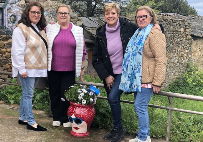 Inmaculada, Candelas, Marga y Amparo son las artífices de la decoración primaveral que luce el pueblo.