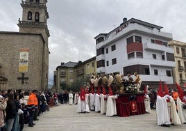 El paso de la Santa Cena sale de la Basílica de la Encina ante la atenta mirada de decenas de fieles