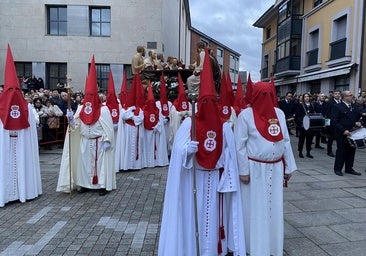 El preso (1D), junto al Mayordomo de la Real Hermandad de Jesús Nazareno, se unió a la procesión de la Santa Cena.