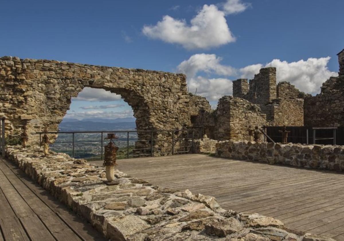 Imagen del castillo de la provincia de León cargado de leyendas para los «cazadores de tesoros».