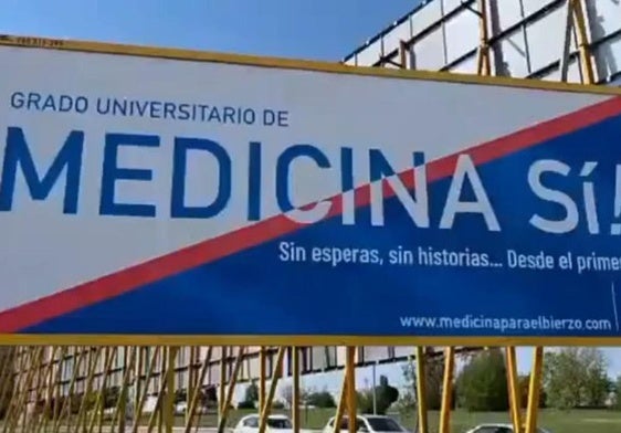 Imagen de una de las vallas publicitarias con las que CB exige a la ULE la implantación del Grado de Medicina en el Campus de Ponferrada.