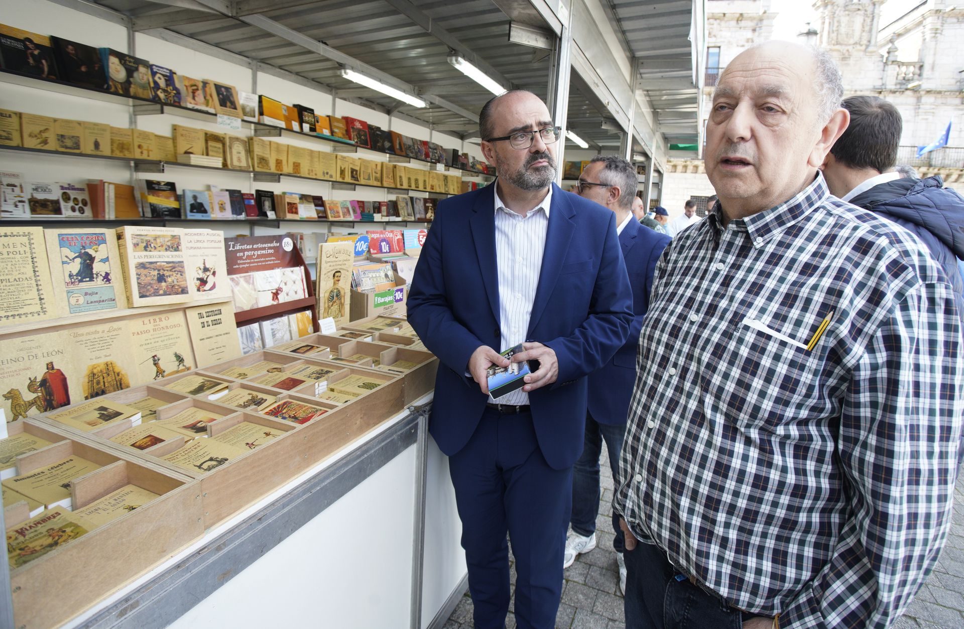 El alcalde de Ponferrada, junto a uno de los libreros participantes.