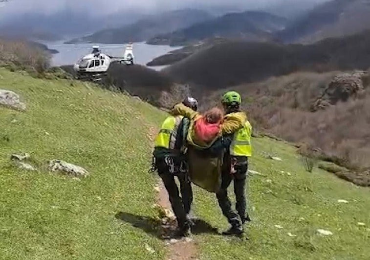 Imagen del rescate de la mujer herida.