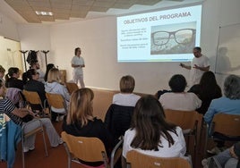 Primera sesión grupal de la Unidad de Afrontamiento Activo del Dolor Crónico en el centro de salud Ponferrada IV en Cuatrovientos.