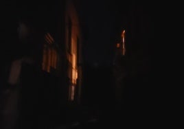 Imagen de una calle a oscuras en Villafranca del Bierzo.