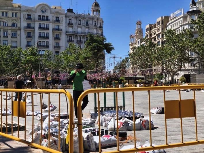 Trabajadores de Pibierzo preparando la mascletá en la plaza del Ayuntamiento en Valencia.