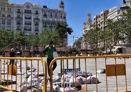Trabajadores de Pibierzo preparando la mascletá en la plaza del Ayuntamiento en Valencia.