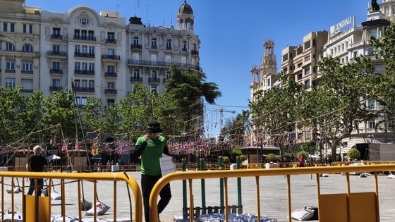 Trabajadores de Pibierzo preparando la mascletá en la plaza del Ayuntamiento en Valencia.