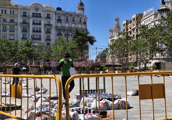Trabajadores de Pibierzo preparando la mascletá en la plaza del Ayuntamiento en Valencia.
